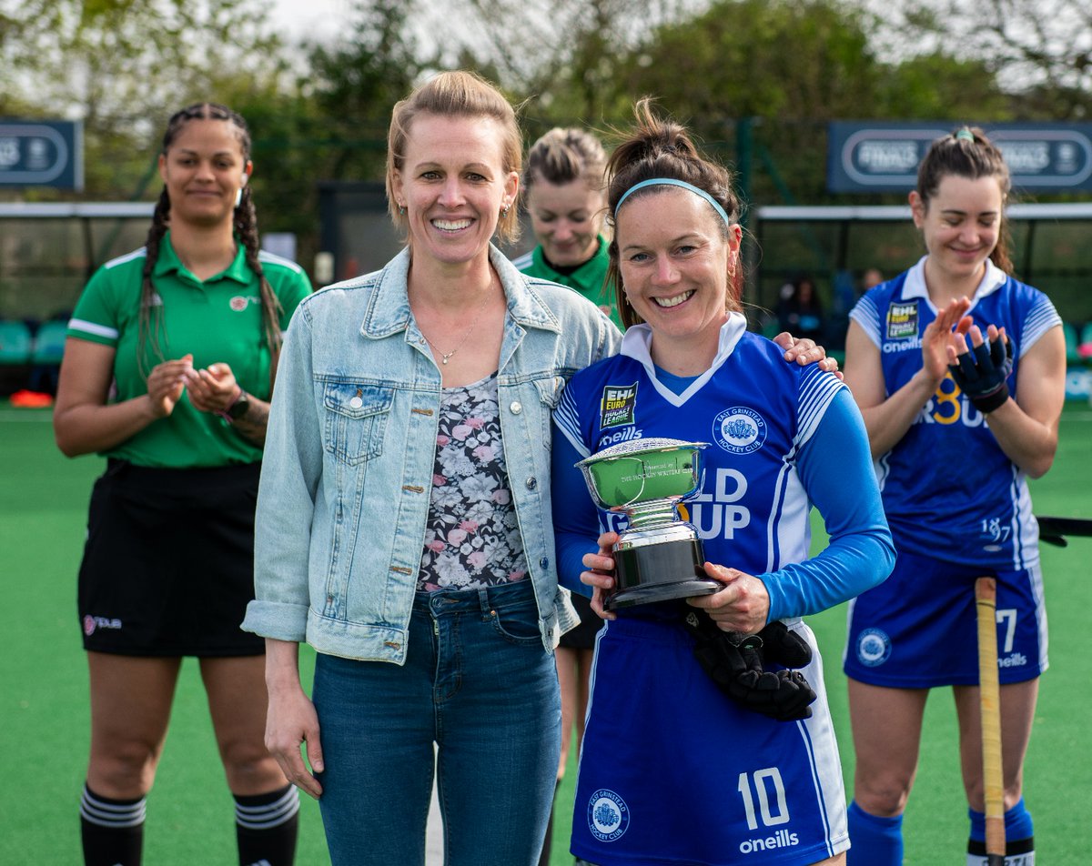 Laura Roper was unable to receive her Women's Player of the Year award in February. So @EnglandHockey president Alex Danson-Bennett presented Laura with the award on Sunday ahead of her final club game. 📸By our photographer of the year @GraeWil
