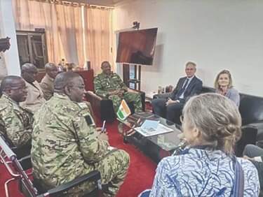 🇳🇱 🇳🇪 Relance de la coopération entre le Niger et le Royaume des Pays-Bas dans les trois secteurs Le Colonel Maizama Abdoulaye, Ministre de l'Hydraulique, de l'Assainissement et de l'Environnement, a reçu hier matin en son cabinet Son Excellence Monsieur Paul Tholen, Ambassadeur…