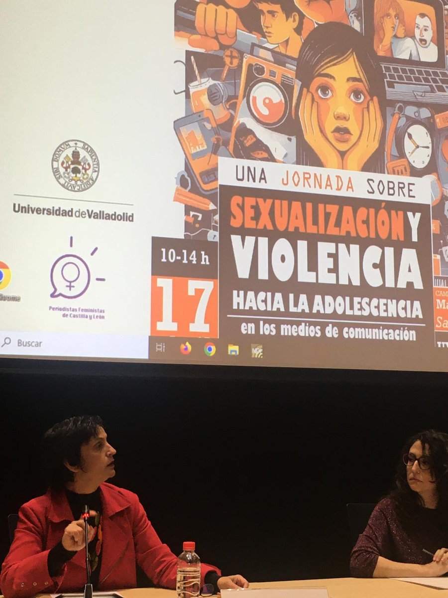 Nuestras compañeras @beatrizolandia, vicepresidenta, y Eva Navarro, también profesora de la @UVa_es abren la jornada sobre #medios y #violencia y sexualización hacia adolescencia. Recuerdan que el periodismo también transforma la sociedad, q ahora invadida por las 'fake'