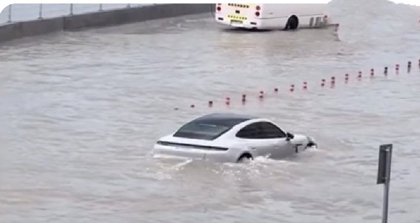 #UAE : Rain and thunderstorm leave #Dubai flooded. Supercars were seen floating in the city #TheRealTalkin