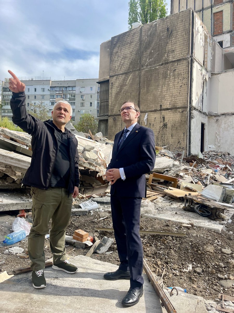 Governor Oleg Kiper showed me a residential building in Odesa completely destroyed by an Iranian-made Shaheed drone in a Russian attack, killing 12 people, including a baby. 🇳🇴 contributes to reconstruction in Ukraine 🇺🇦 through the Nansen Support Programme. #StandWithUkraine