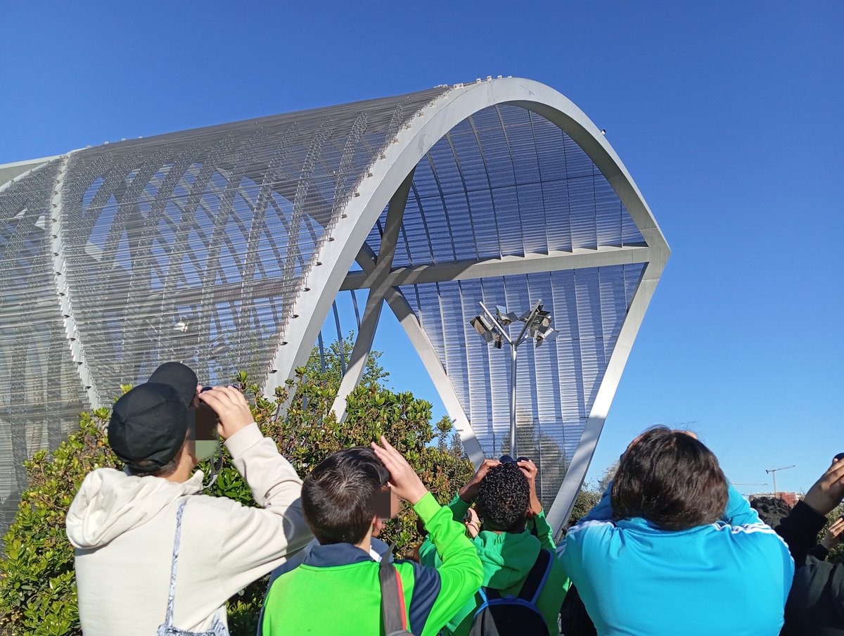 Es una urraca, sí. Muy común No es una especie rara ni difícil de ver, pero hoy tienen la oportunidad de verla de cerca, contemplar su colorido plumaje y aprender que es un córvido. #AulasEnLosParques por #MadridRío con 1°A del @IESCervantes1