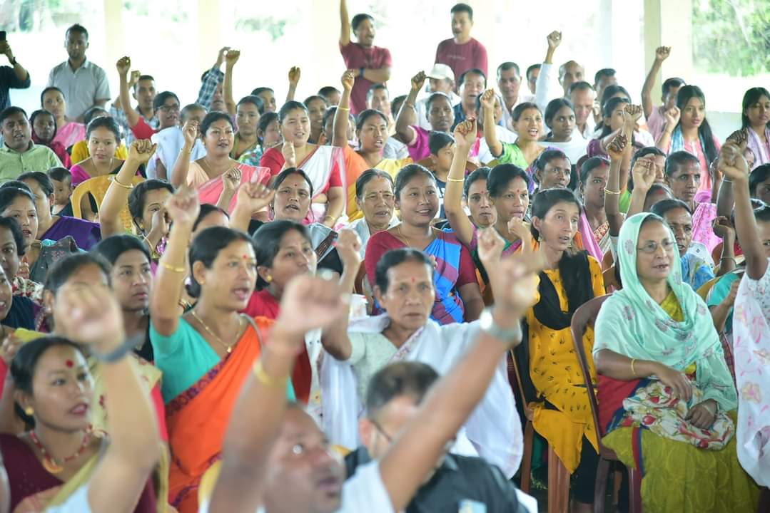 সকলোৰে ঘৰে ঘৰে হ'ব উন্নয়ন... এয়াই হৈছে আমাৰ পণ✌️ আজি সোণাৰি বিধানসভা সমষ্টিৰ অন্তৰ্গত হলৌ ফুকন গাঁও পঞ্চায়তত অনুষ্ঠিত এখনি সভাত অংশগ্ৰহণ কৰি ৰাইজৰ সৈতে মত-বিনিময় কৰি আপ্লুত হ'লোঁ। বিকাশ আৰু প্ৰগতিৰ অনিৰুদ্ধ যাত্ৰা অব্যাহত ৰাখিবলৈ আকৌ এবাৰ বিজেপি দলক ভোট প্ৰদান কৰিবলৈ