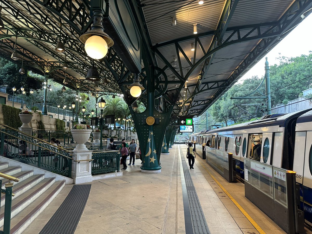 Certains mercredis, Hong Kong Disneyland est fermé… On en profite pour retourner faire un tour en ville. L’occasion d’admirer la station de métro desservant la destination.