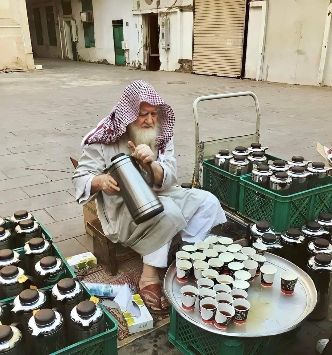 _eimp's tweet photo. شيخ سوري له أكثر من أربعين سنة؛ يوزع الشاي والقهوه على المعتمرين؛ مجانًا، توفي  اسأل الله 
أن يغفر له ويرحمه. https://t.co/kRL1Nb07ta