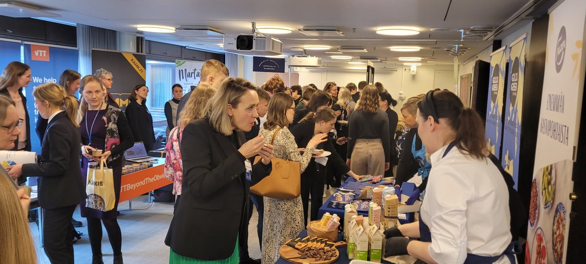 Eduskunnan vegepäivässä käy kova kuhina. Herkullisia tuotteita ja kiinnostavia puhujia #lisäävegeä