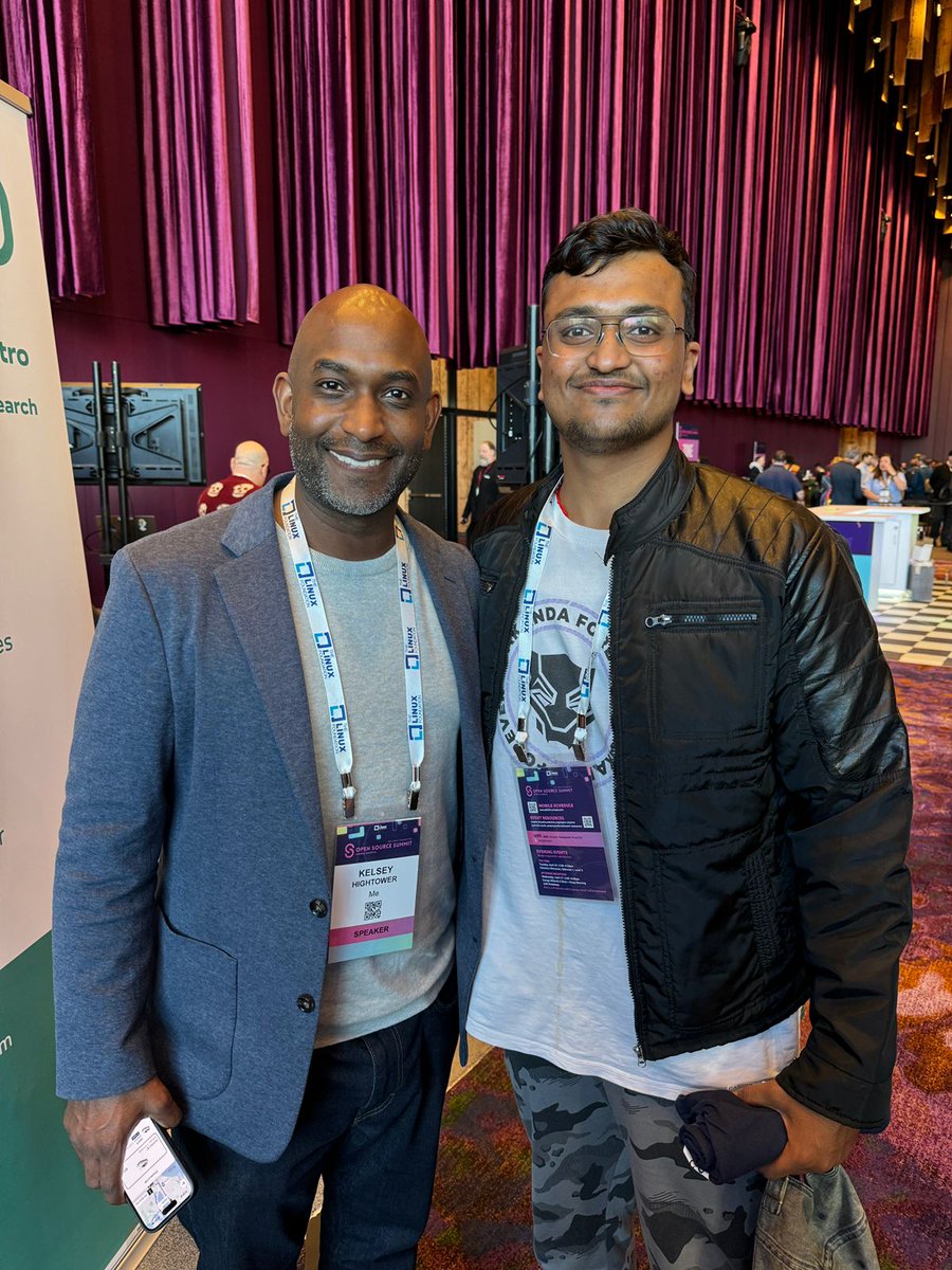 I met THE @kelseyhightower !!🙇🏻 It was such a big FanBoi moment for me. I'm pretty sure if it wasn't for him or the work he did, I'd be in DevOps🔥 And he so fun to talk to! As discussed, I will try to help the next person Kelsey 🤝❤️