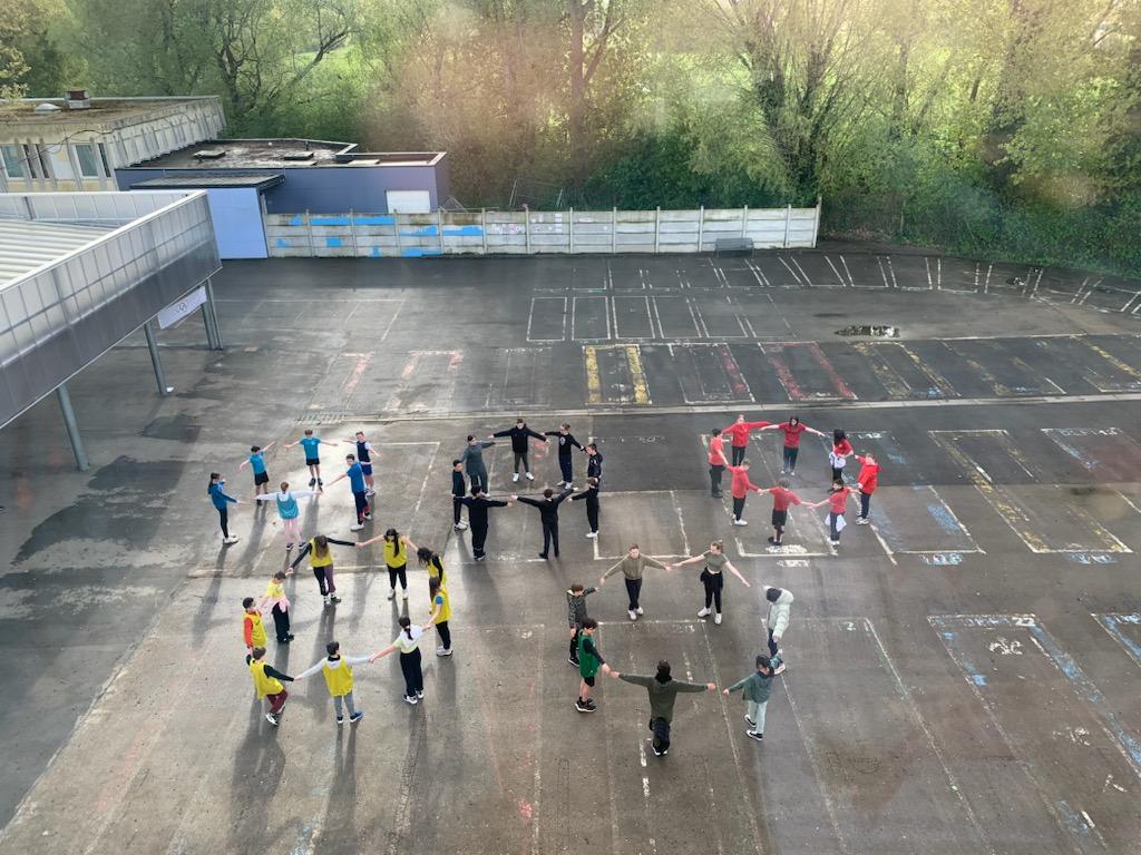 JulienGiovacch1's tweet photo. 100 jours avant les #JO2024 le #collègedelamorinie organise un challenge marathon en relais !#runandbike #JOParis2024 Bravo aux professeurs d'EPS pour ce bel événement !#citius #altius #fortius https://t.co/GJEnF6pV32