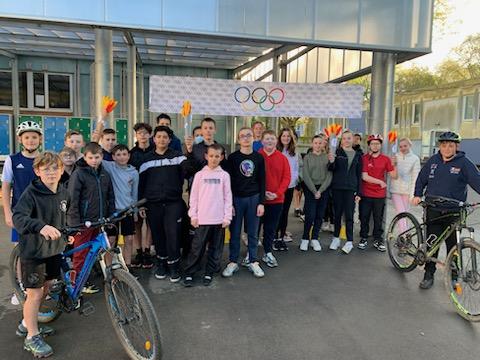 JulienGiovacch1's tweet photo. 100 jours avant les #JO2024 le #collègedelamorinie organise un challenge marathon en relais !#runandbike #JOParis2024 Bravo aux professeurs d'EPS pour ce bel événement !#citius #altius #fortius https://t.co/GJEnF6pV32
