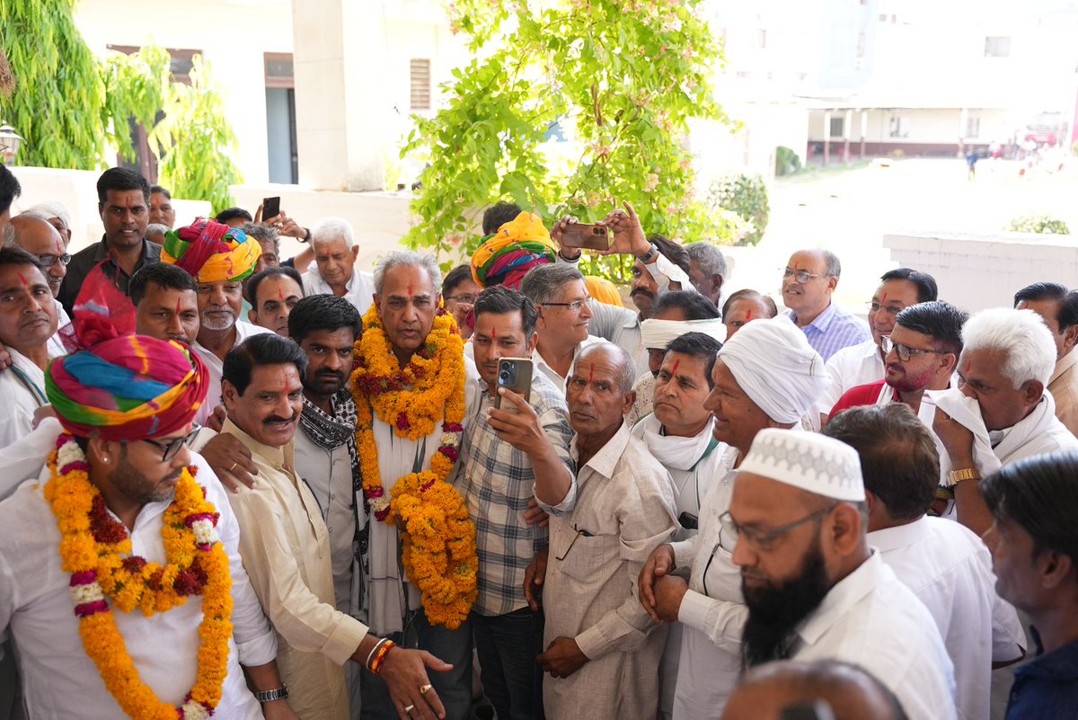 irfanpathantonk's tweet photo. आज निवाई में अपने लोकसभा चुनाव के मुख्य कार्यालय का उद्धघाटन कर अपनो से मुलाकात...!

हरीश चंद्र जी मीना
*लोकसभा प्रत्याशी टोंक सवाईमाधोपुर* https://t.co/f4dLxAO4VA