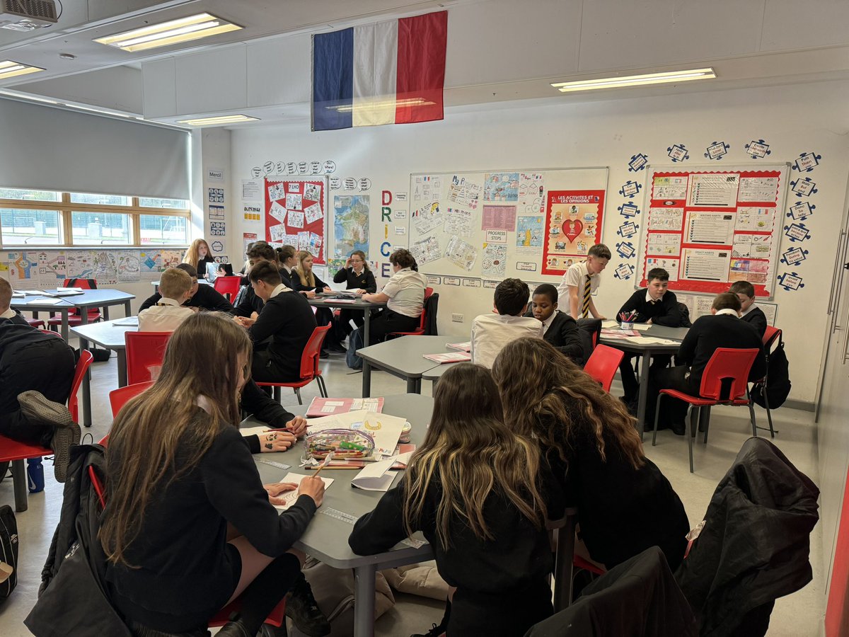 Year 7 JW working independently in groups and getting ready for their role play ‘au café’ assessment ☕️🥪🇫🇷❤️