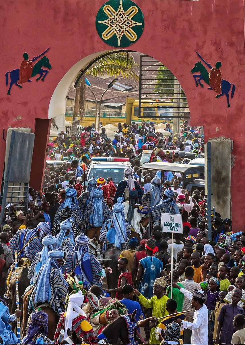 mfatimayusuf_'s tweet image. The vibrant colors and rich traditions of the Hawan Daushe festival light up the EmEmirir's palace in Lafia, Nasarawa State, paying homage to centuries-old customs and the enduring spirit of unity.

#documentaryphotography #durbar #culture #eid #photojournalism #x #hawandaushe