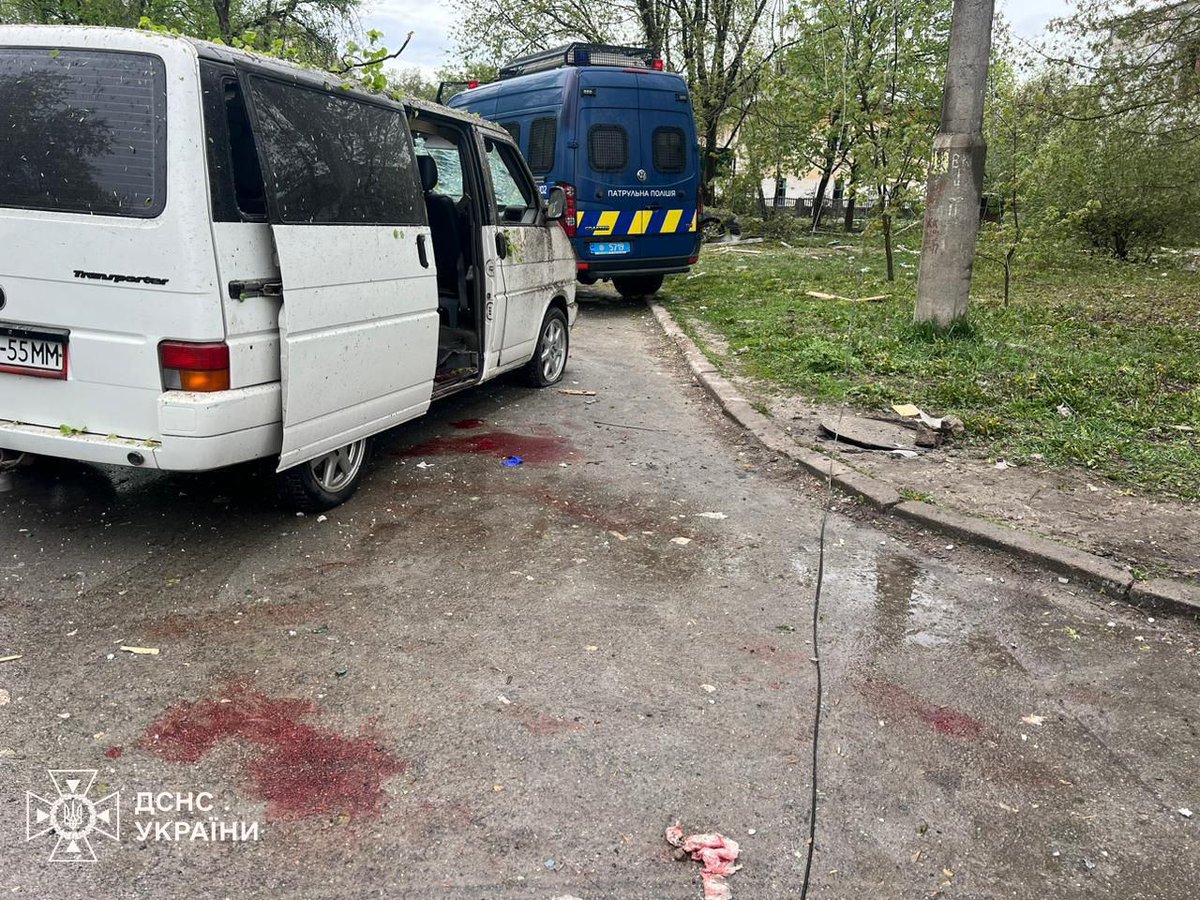 Novynaach's tweet image. An ordinary morning in peaceful Ukrainian Chernihiv. Three Russian missiles hit the city center. At least 10 people were killed and 20 others wounded 

#UkraineNeedsAirDefense