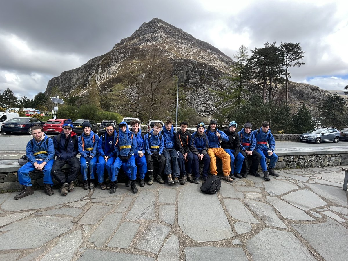 Diwrnod arbennig lan yn y mynyddoedd gyda disgyblion Blwyddyn 12 ⛰️ #cwmidwal Fantastic day up in the mountains with year 12 ⛰️ #cwmidwal @GarthOlwg_Hyn