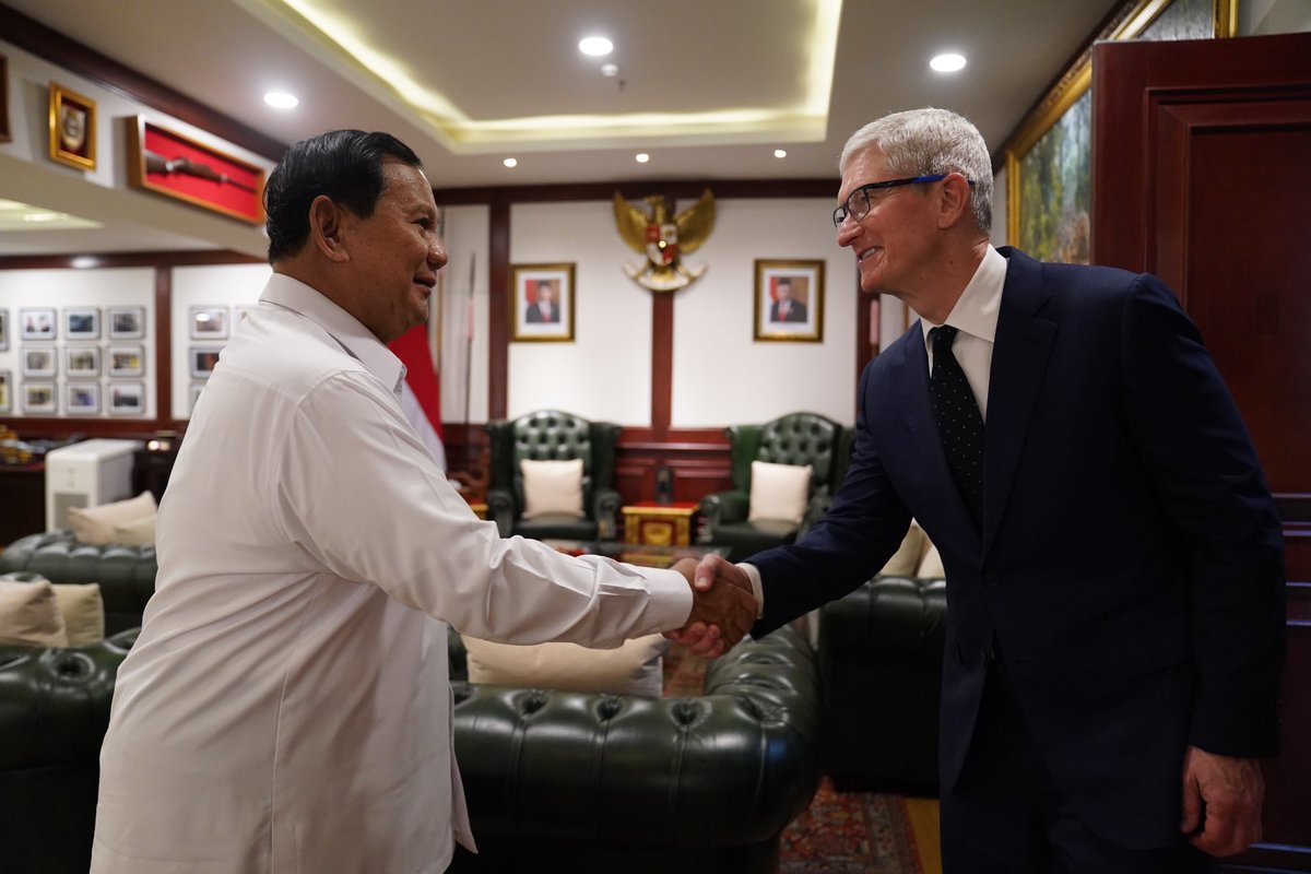 Menteri Pertahanan Prabowo Subianto @prabowo, menerima kunjungan CEO Apple Tim Cook @tim_cook di Ruang Kerja Menhan, Kemhan, Jakarta, Rabu (17/4).