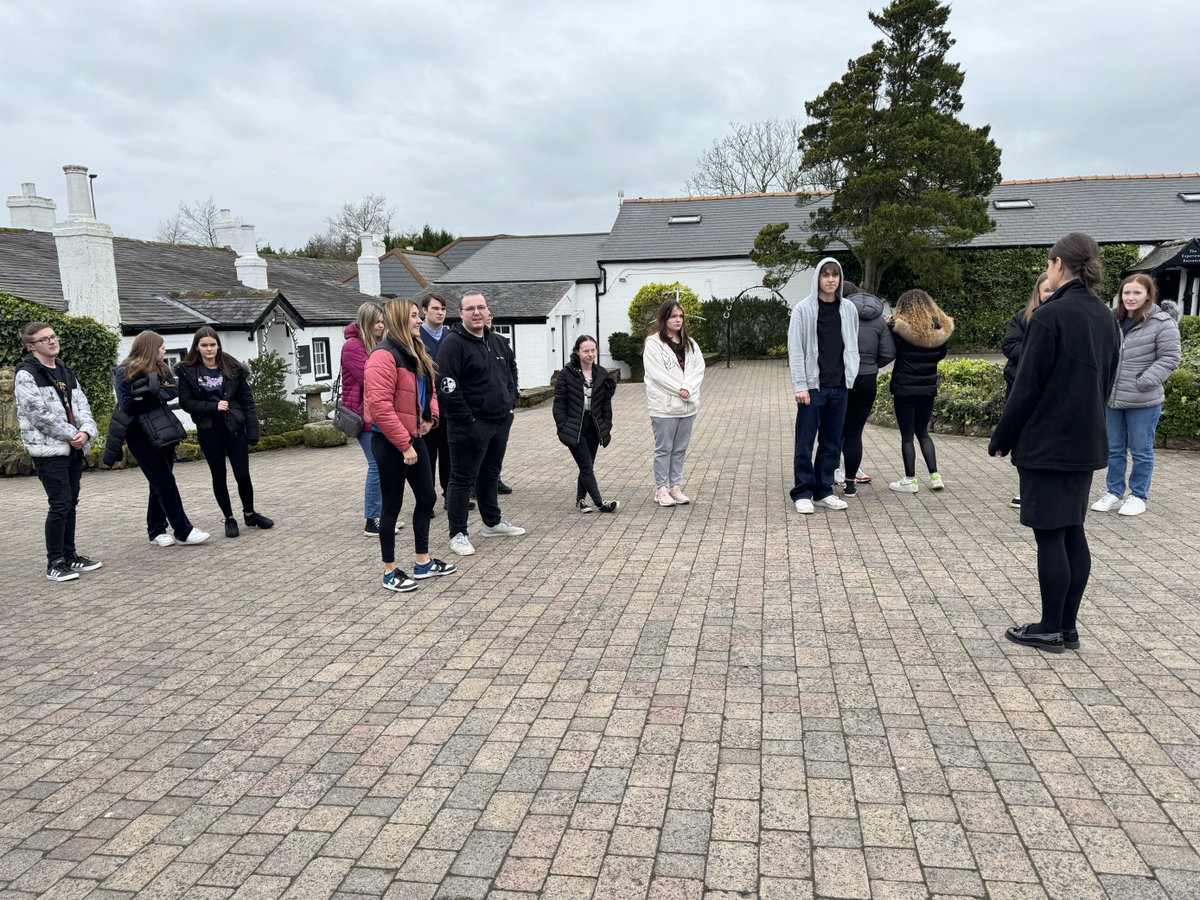 Hospitality students recently visited the famous @GretnaGreen1754 to see their first-class facilities, speak to staff and enjoy making mocktails & pizzas 🍸🍕 A great day for students to gain insight into what the industry is like & let them consider job roles for their future!