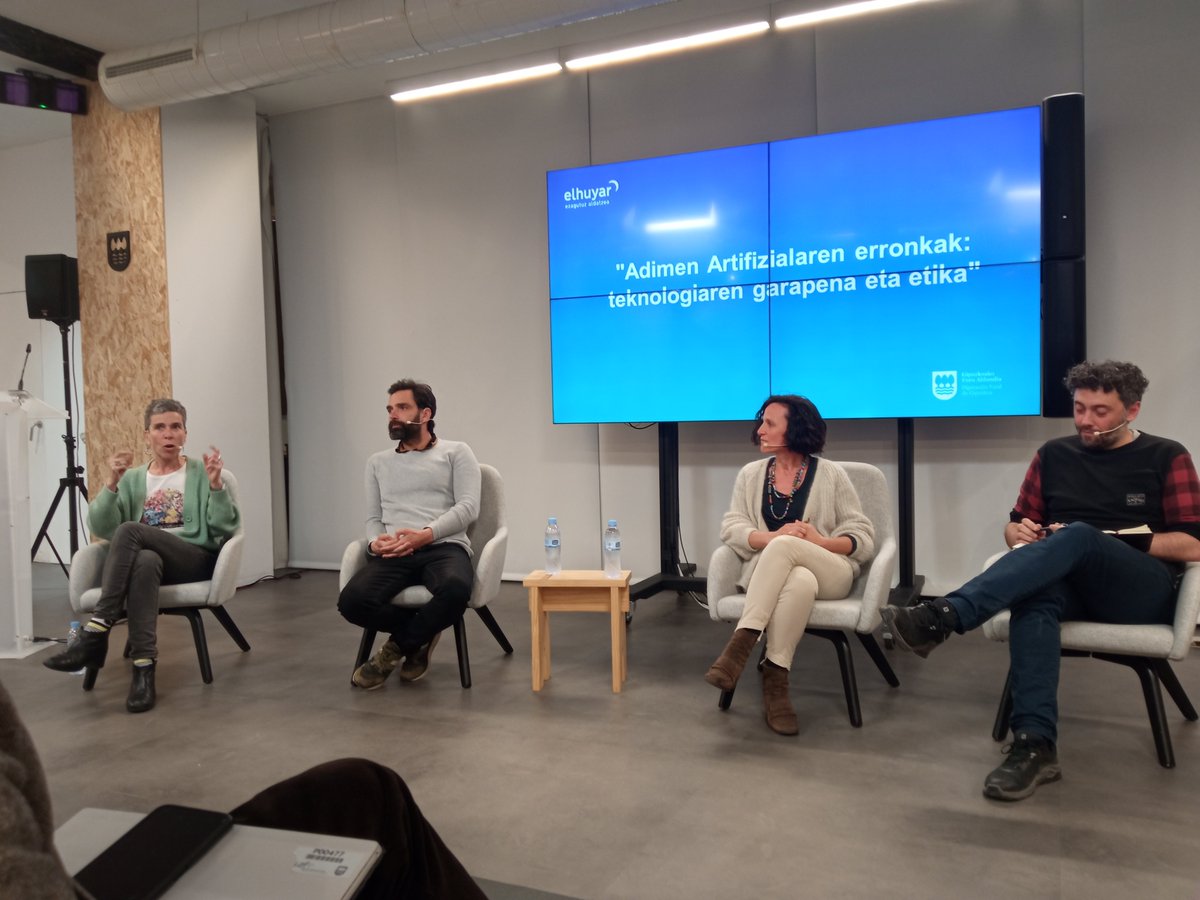 Aitziber_Agirre's tweet photo. Adimen artifizialaren alborapen sozial eta kulturalei buruzko hausnarketa mamitsuak utzi zituzten Xabier Saralegi (@orai_NLP), @OlatzArbe, Itziar Irigoien, @teketen eta Oihane Canterok (🧵):

"Eredu neuronalek euskal kultura eta ezagutzara egokitzeko behar handia dute"
@Elhuyar https://t.co/IokEjwsdSS