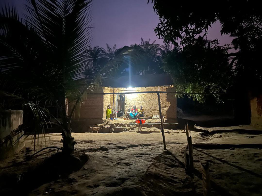 “Lite don kam ooooooo” 💡🔔💡 Even a single light bulb transforms lives in communities that have no access to electricity & so with support from @trocaire @Irish_Aid @IrlEmbFreetown we supplied & installed solar lights in 73 households in the Port Loko district of Sierra Leone