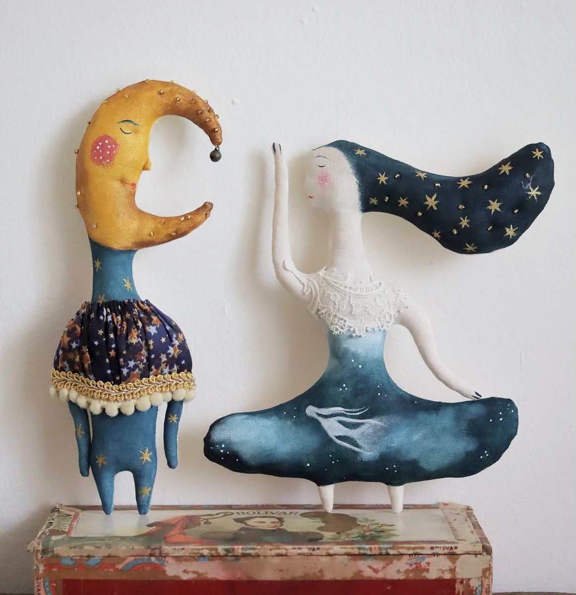 Textile art is always so much fun! Enjoy this piece, “Petit Moon Man and his lady friend Petit Midnight Dancer”, by @pantovola.petit

#beautifulbizarre #pantovolapetit #handmadedoll #textileartist #dollart #childhood #clothdoll #imaginarium #folkart #artsandcrafts  #moonart