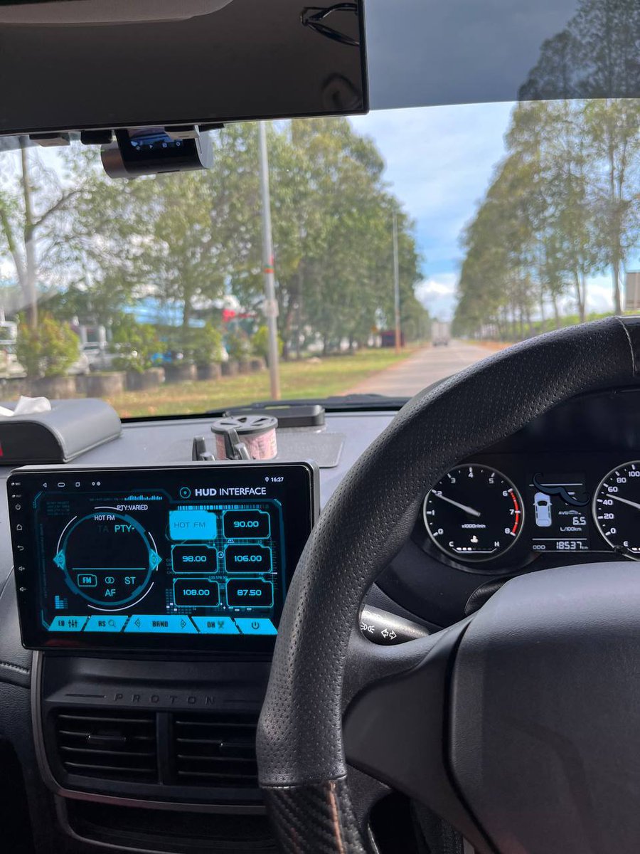 zalyazahari's tweet photo. Kereta i pakai yang mana ? Yang ni ! Siap dapat free reverse camer tau. Dah 1 tahun 6 bulan pakai so far okay je kecuali sebab i tinggal tak tutup pakai kain dulu but now dah okay balik macam biasa 💕 

https://t.co/Z6xi9khu1A https://t.co/KOCQgGYdVS