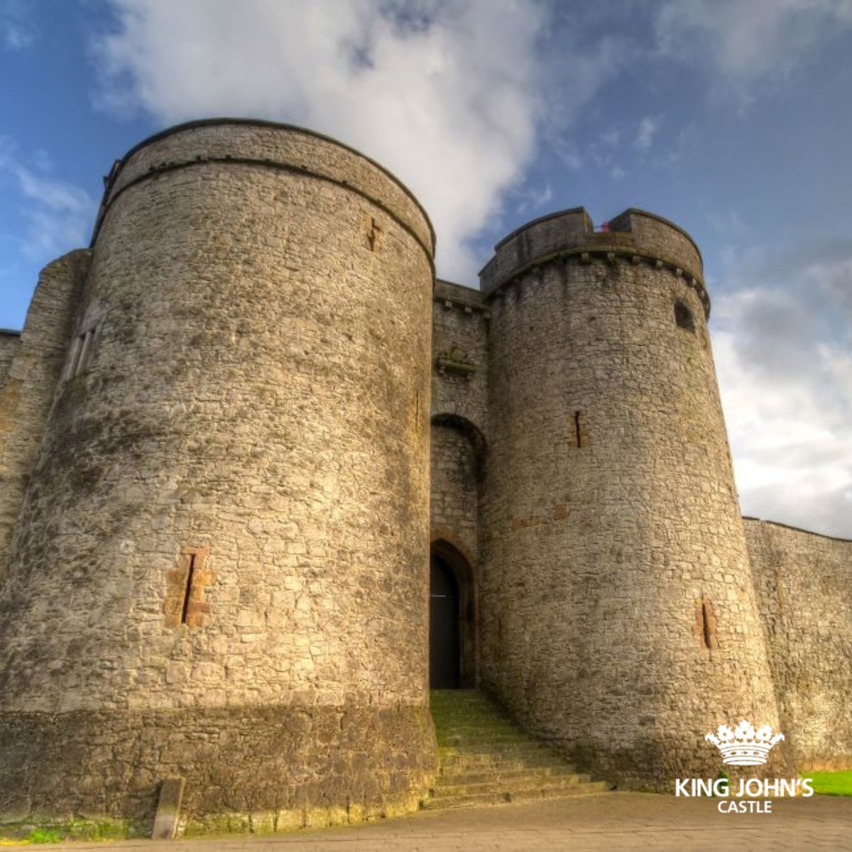 Situated proudly along the River Shannon, these towers have stories that stretch back to the 13th century. With each step up their worn stairs, you're transported to a time long gone, where knights roamed and battles raged ⚔️

Explore King John's Castle today!