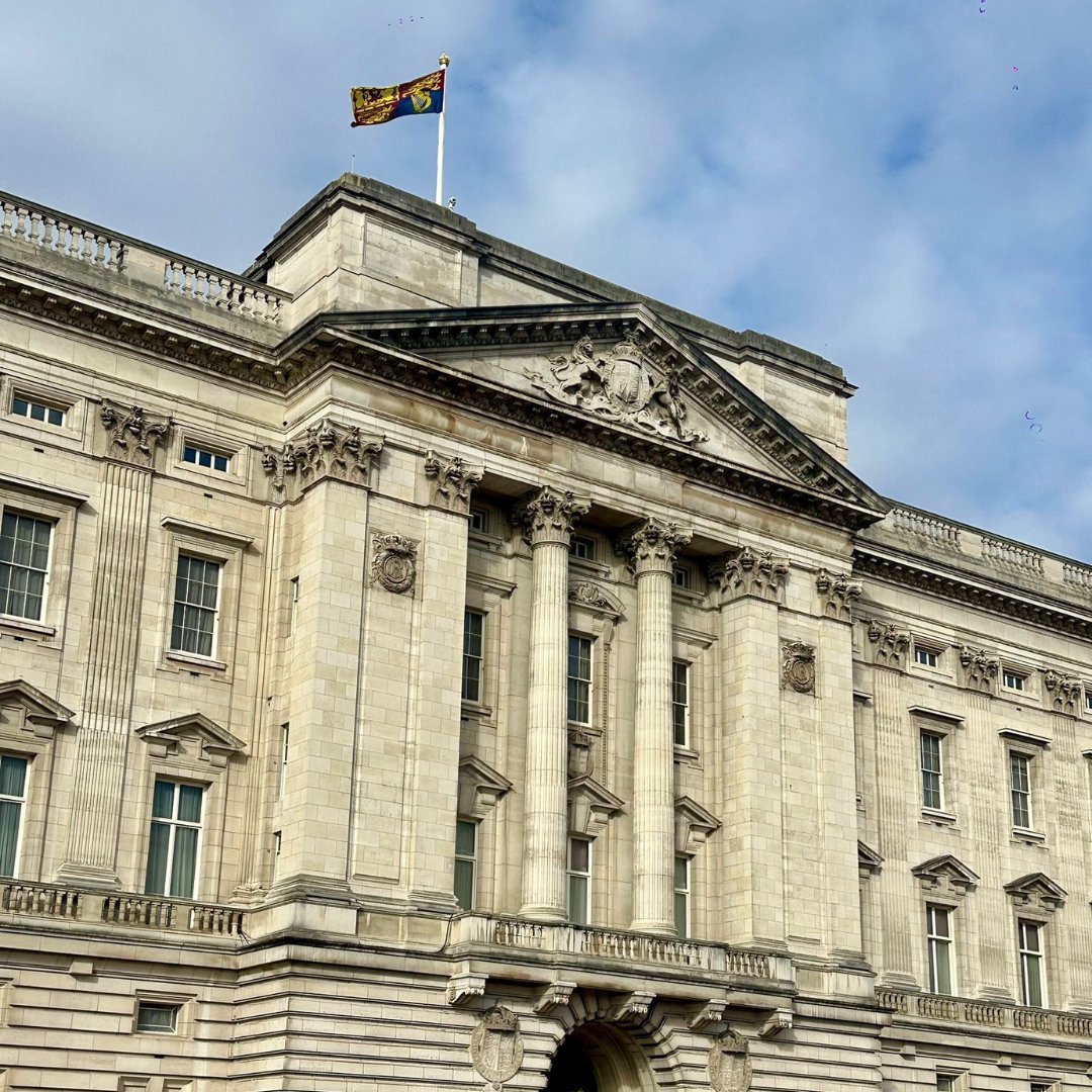 The King is in the house 👑 📍Buckingham Palace, London Discover #London old, new and as it's happening with #britainsbestguides 📷 Danny Parlour #londonlife #buckinghampalace #VisitLondon #travelgoals