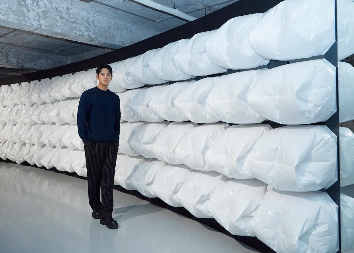 withwidth's tweet image. 240417 민규 인스타그램 🖤
💭 💙
#BeosoundA1 
#BangOlufsen 
#ADERERROR 
#뱅앤올룹슨 
#아더에러
#광고