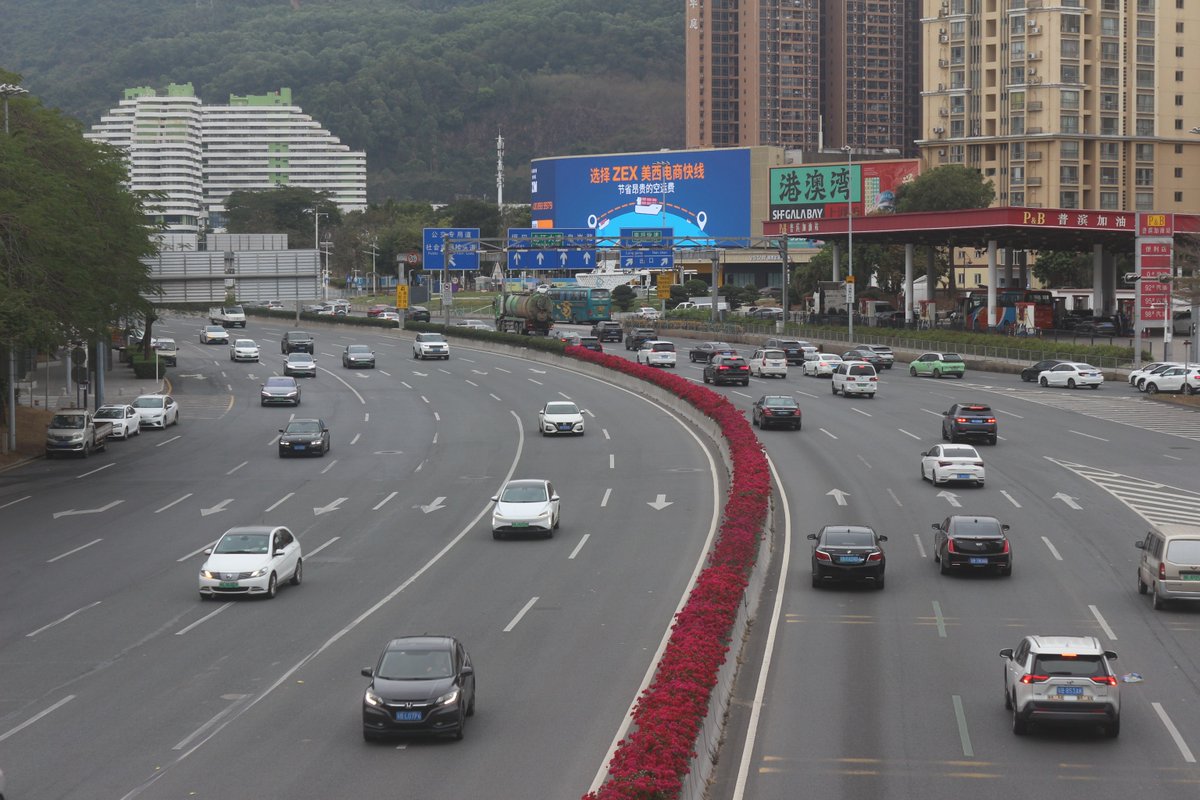 ZimShipping's tweet photo. Lighting up Shenzhen!

Our billboard in Southeast China has certainly turned heads 🏙️

ZIM #eCommerce Express shines as a speedy, #costefficient solution for time-sensitive shipping between South China &amp; the US West Coast. 

Illuminate your business >> https://t.co/yCh9RON9B1 https://t.co/k7oOzrn4gO