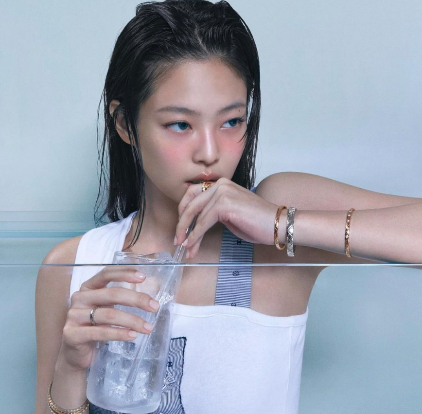 AboutMusicYT's tweet photo. BLACKPINK's Jennie talks about new music:

- "These days, I spend almost every hour of my day working on music, not knowing that time has gone by". https://t.co/KeuVNMjWXB