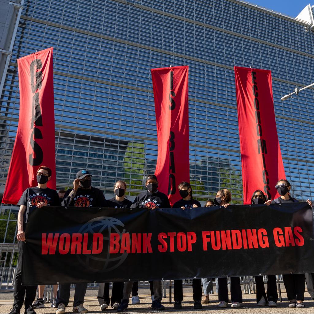 WORLD BANK, STOP FUNDING GAS! 

Following our impactful gas stunt yesterday, we call on @worldbank to fulfill its commitments. Fossil gas funding contradicts green promises. 

Join us, spread the word, and let's hold them accountable.
#WorldBankWorldProblems
#GasIsNotGreen
