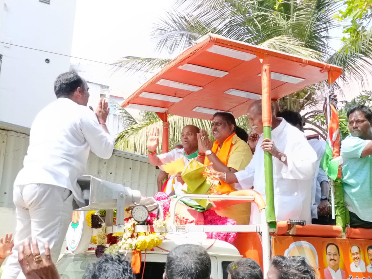 ANamassivayam's tweet photo. புதுச்சேரி தேசிய ஜனநாயக கூட்டணி தலைவர் முதலமைச்சர் ந. ரங்கசாமி அவர்கள் என்னை ஆதரித்து கதிர்காமம் தொகுதி பூமியான்பேட் பகுதியில்  பிரச்சாரம் மேற்கொண்டார். உடன் சட்டமன்ற உறுப்பினர் திரு. K.S.P. ரமேஷ் அவர்கள்.

@BJP4Puducherry  @BJP4India @JPNadda @blsanthosh @BlrNirmal https://t.co/gCE3wzercd