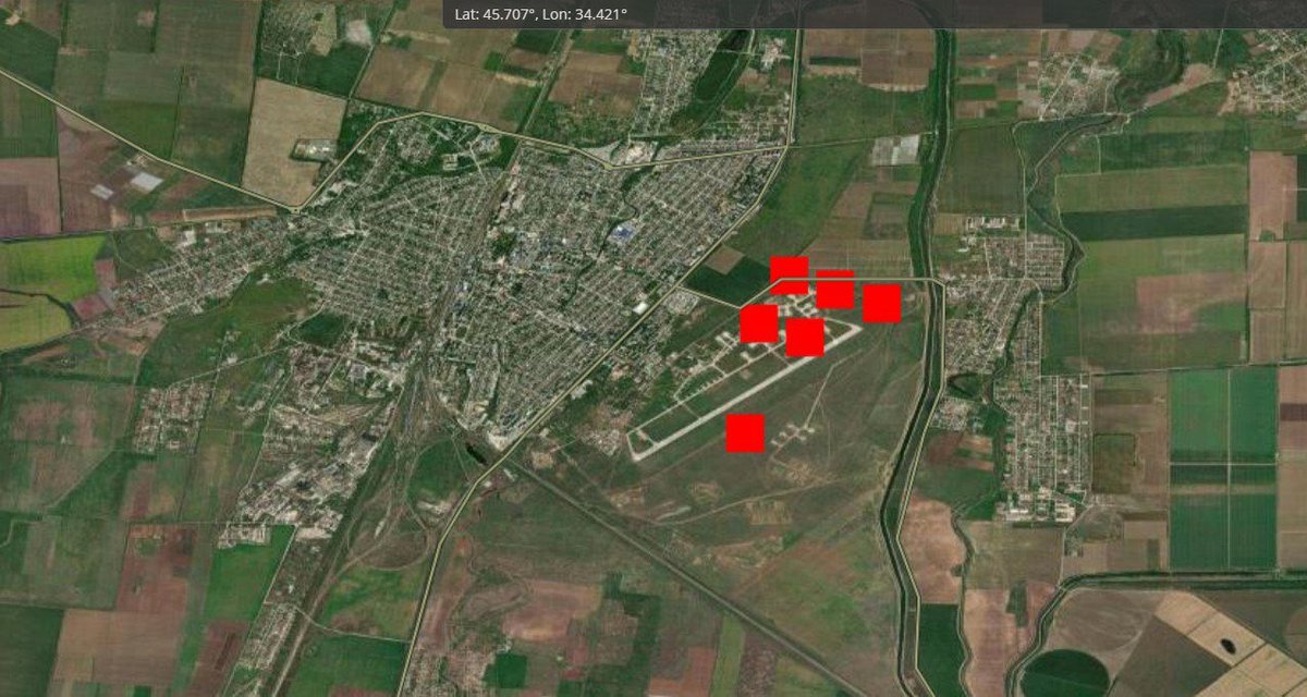 Согласно данным FIRMS NASA, пожары после прилетов на территории аэродрома в Джанкой вспыхнули на местах, где дислоцируются военные вертолеты, неподалеку от складовских сооружений и рядом со взлетной полосой.