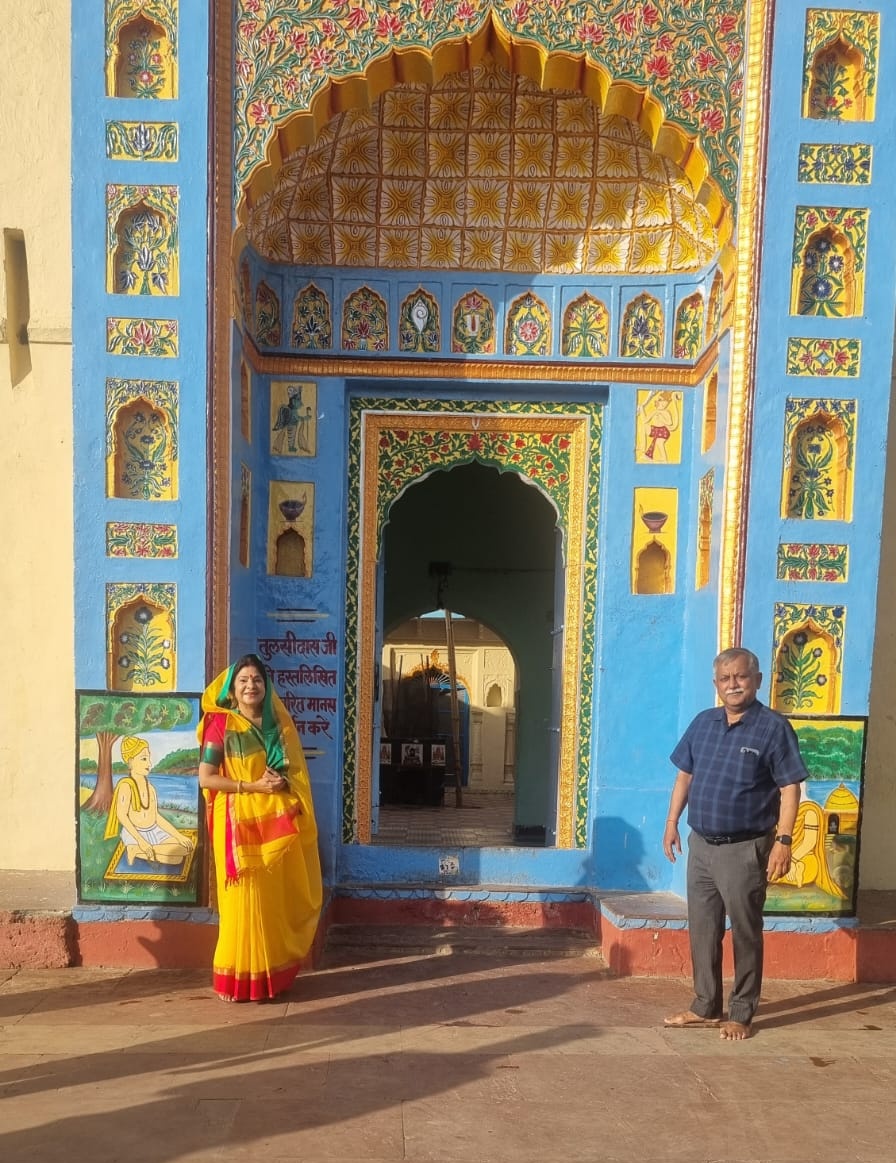 आज रामनवमी का दिन हम दोनो ने चित्रकूट में व्यतीत किया। भोर में कामदगिरि पर्वत की परिक्रमा की। परिक्रमा का मार्ग स्वच्छ और सुंदर है। अनेकों प्राचीन मंदिर मिलते हैं, जिनमें राममुहल्ला, मुखारविन्दु, साक्षी गोपाल, भरत-मिलाप (चरण-पादुका ) एवम पीलीकोठी अधिक महत्वपूर्ण हैं। कामदगिरि…