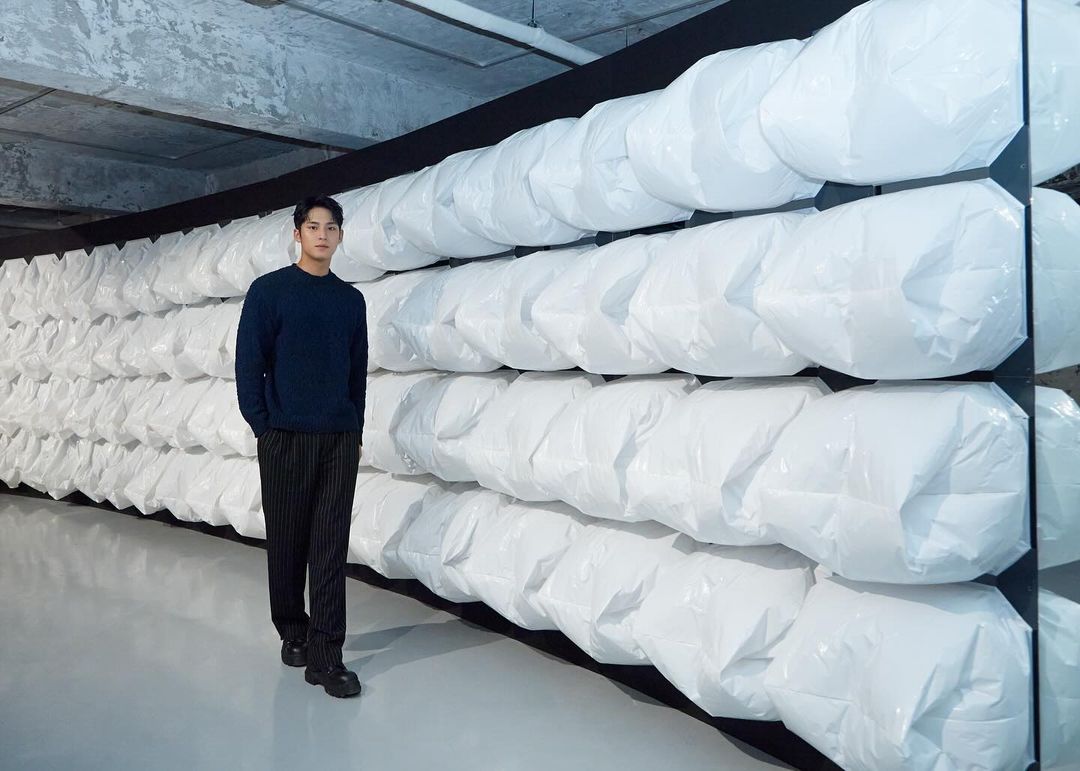 svtranslation's tweet image. 240417 @/min9yu_k instagram post
🎵 Kamal. • blue

🐶 💙
#BeosoundA1
#BangOlufsen
#ADERERROR
#advertisement

#MINGYU #민규 @pledis_17