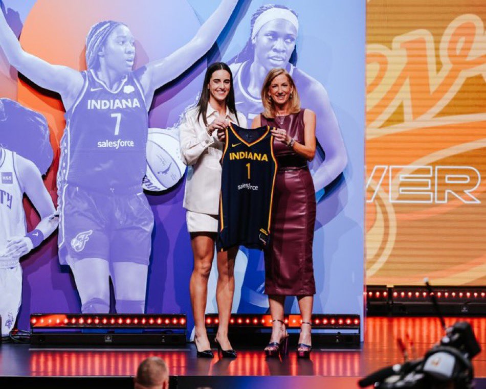 El ‘efecto Caitlin Clark’ sigue cambiando la historia: El #WNBADraft tuvo 2.4 millones de espectadores (primera vez con +1 millón) en ESPN Y, OJO 👀👇🏻 ▪️Draft NBA: 3.7 millones en ABC/ESPN ▪️Draft MLB: 744.000 en ESPN/MLB Net ▪️Draft NHL: 681.000 en ESPN 📊 @AustinKarp