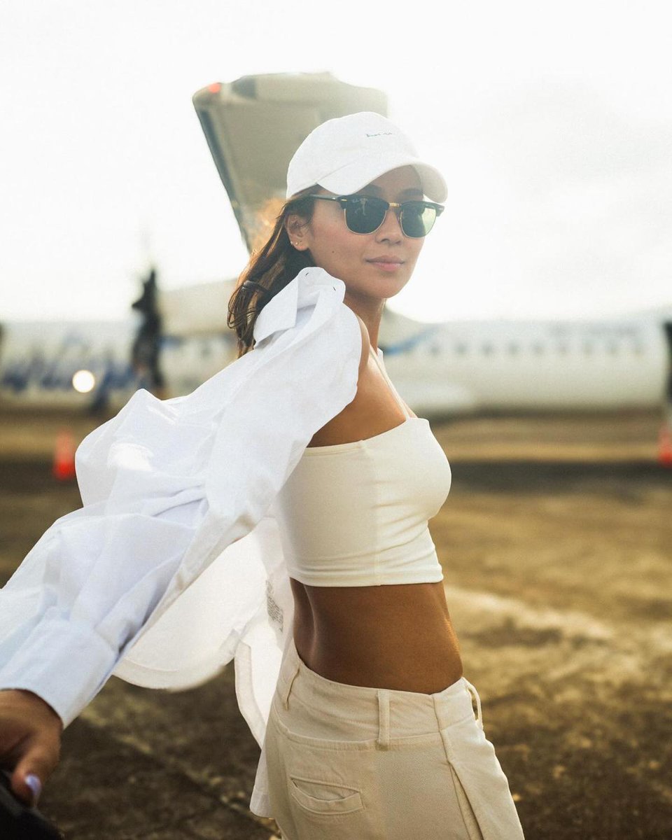 previewph's tweet photo. #KathrynBernardo makes the most out of her frequent plane rides by turning up to the airport in chic, casual ensembles. She recently made her way home in a crisp all-white look.

See her outfit's details here: https://t.co/JsQa2hbWxq https://t.co/WDpFImn2f4