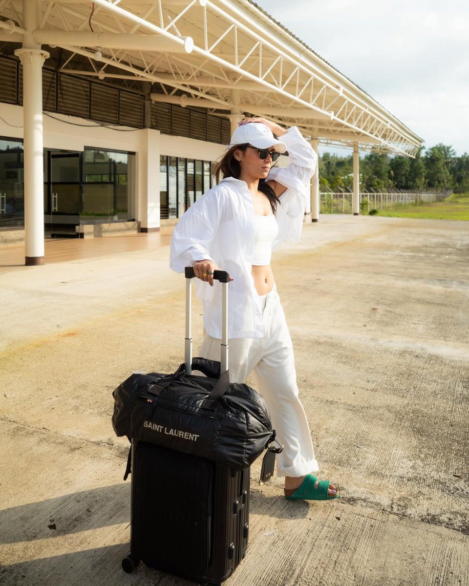 #KathrynBernardo makes the most out of her frequent plane rides by turning up to the airport in chic, casual ensembles. She recently made her way home in a crisp all-white look. See her outfit's details here: tinyurl.com/y77ejw3c