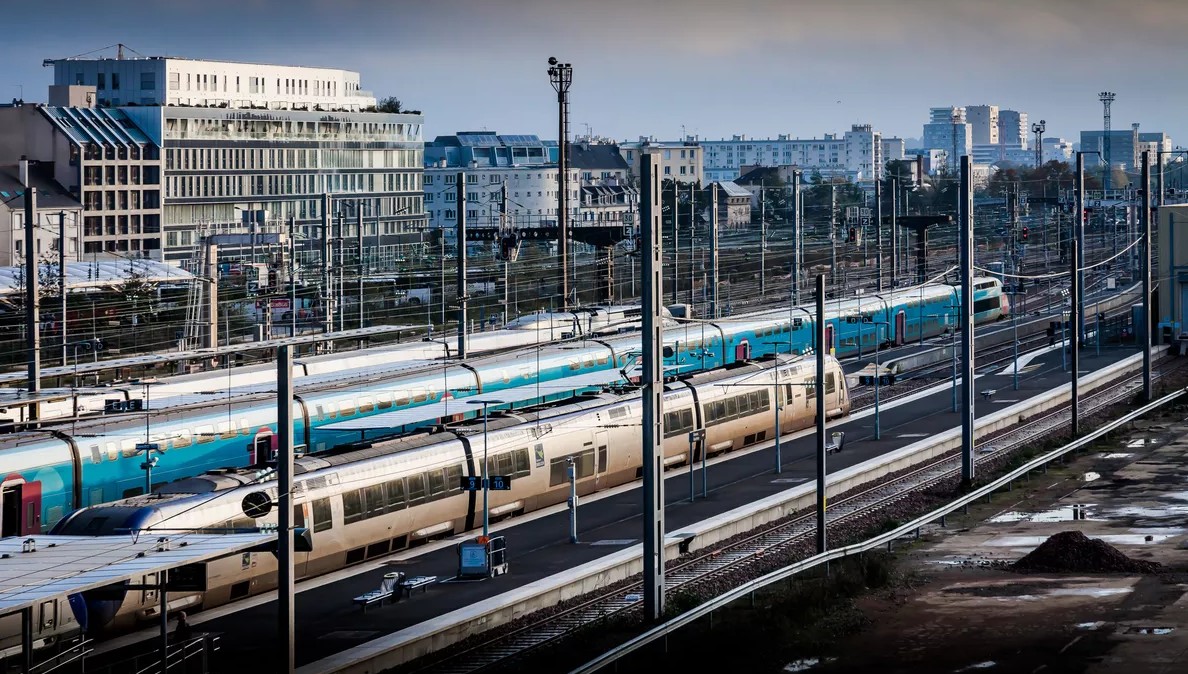 L'extrémité est des quais de la gare de #Rennes (35) vers la LGV, Laval et Paris. =>#TGV et =>#Z21500 en attente de départ, après une arrivée ou lors d'un arrêt. #TER, Inoui ou Ouigo, la métropole est bien desservie.
Auteur : Jérémi Henriet pour Adobe par lefigaro.fr