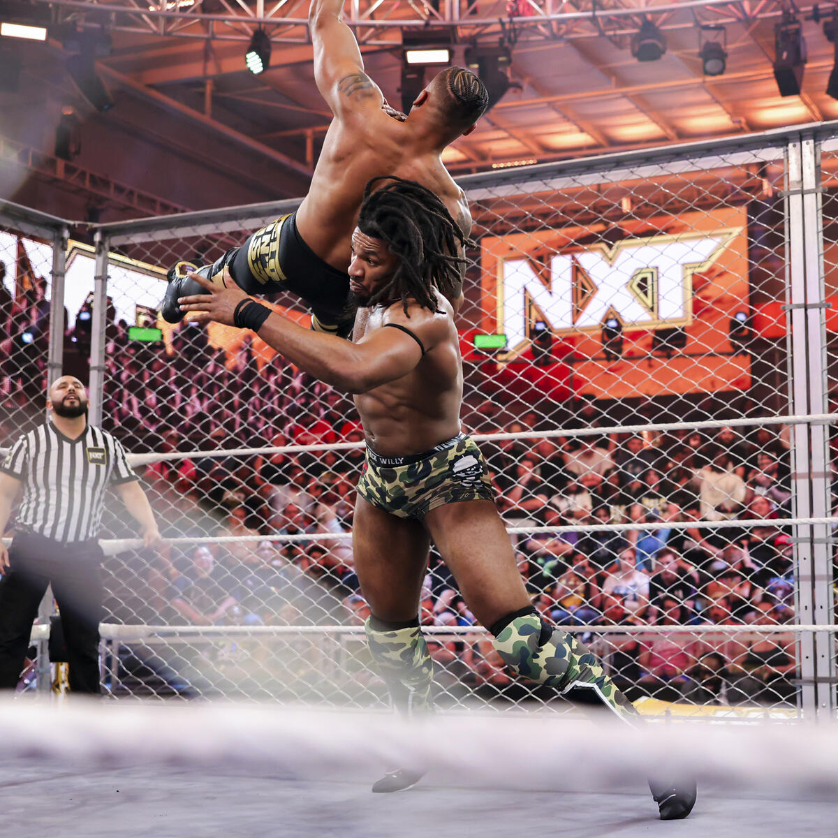 Trick Williams et Carmelo Hayes se retrouveront enfermés dans un match en cage ce soir 🤯​🔥 ➡️ #NXT à 19h15, exceptionnellement commenté par @CAgiusILD et Alexandre