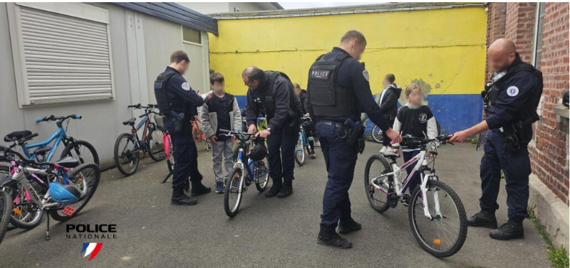 PoliceNat62's tweet photo. Le 12 avril, les #policiers de la brigade spécialisée de terrain d' #HéninBeaumont ont contrôlé des deux roues à l'école Voltaire de #Leforest.
Le but : sensibiliser les élèves à la sécurité routière en lien avec l'équipement des deux roues. https://t.co/m15B2cXskY