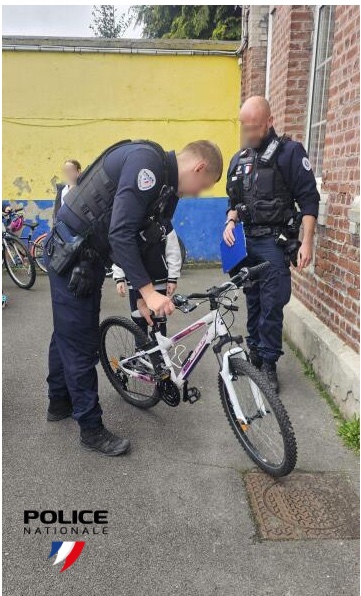 PoliceNat62's tweet photo. Le 12 avril, les #policiers de la brigade spécialisée de terrain d' #HéninBeaumont ont contrôlé des deux roues à l'école Voltaire de #Leforest.
Le but : sensibiliser les élèves à la sécurité routière en lien avec l'équipement des deux roues. https://t.co/m15B2cXskY