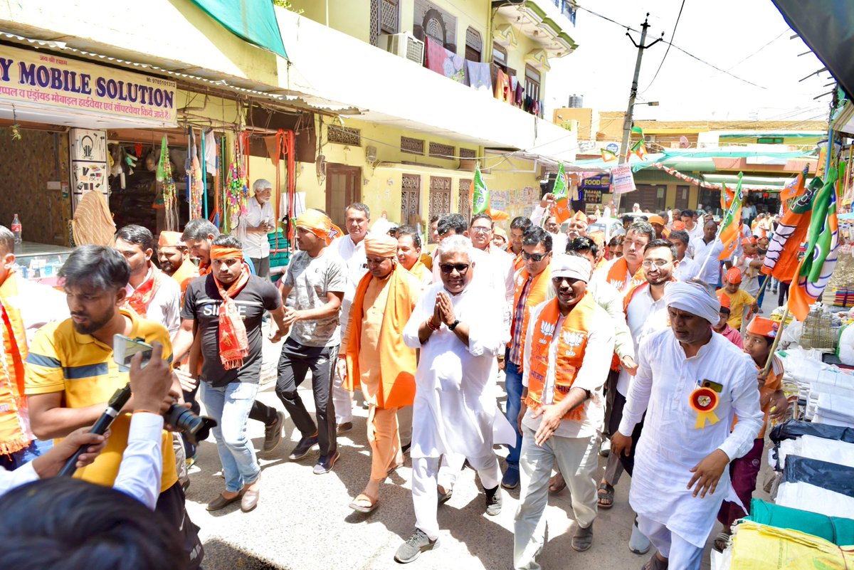 byadavbjp's tweet photo. श्री रामनवमी पर तिजारा में भव्य पदयात्रा में शामिल हुआ।

हज़ारों लोग मोदी जी की गारंटी को अलवर में ज़मीन पर उतारने के लिए पदयात्रा में साथ आये।

सबका आभार 🙏 https://t.co/yTdB4gAFuE