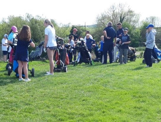 Competition Squad at @Stonelees with coach Gary Bason ⛳️

All players were warming up for the Texas Scramble 9 hole competition. It was very close & crowds were waiting on the 9th hole. The winners were 'Dream Team'. Well done everyone 👏

#golf #amateurgolf #juniorgolf #KentGolf