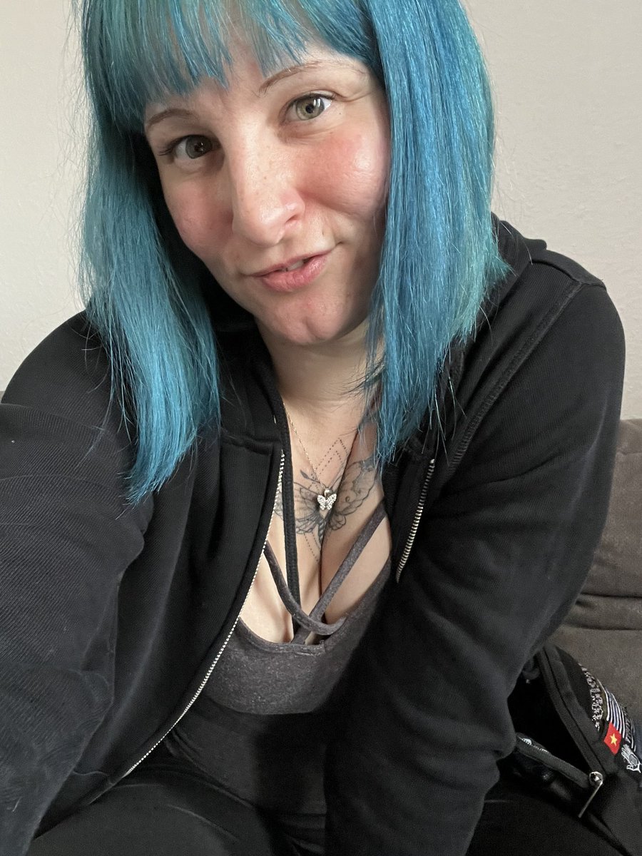 Wenn du die Absicht hast, dich zu erneuern, tu es jeden Tag! ❤️ 
Konfuzius 
#cutegirl #bluehair #tattoed #goodvibes