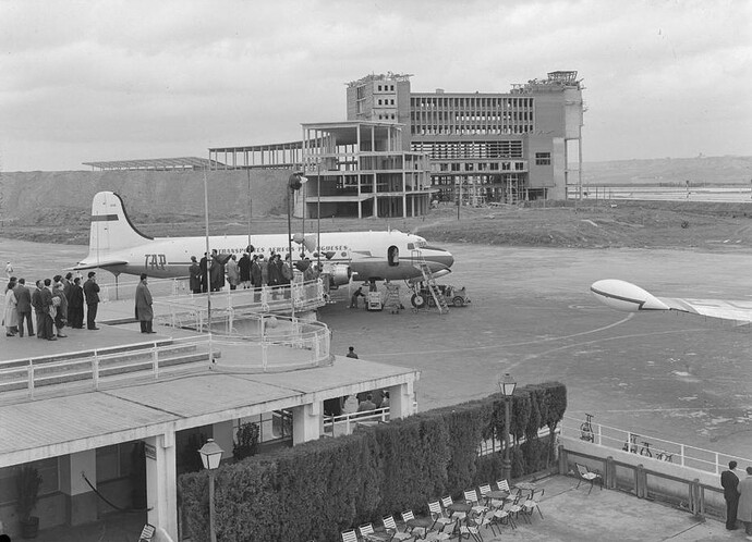 🔎La actual T2 en construcción, a mediados de los 50, del arquitecto Cayetano Cabanyes. En primer plano la antigua terminal de Luis Gutiérrez Soto. 📍Barajas 📸ivanalwafai 🗨️urbanity.one/t/mad-aeropuer…