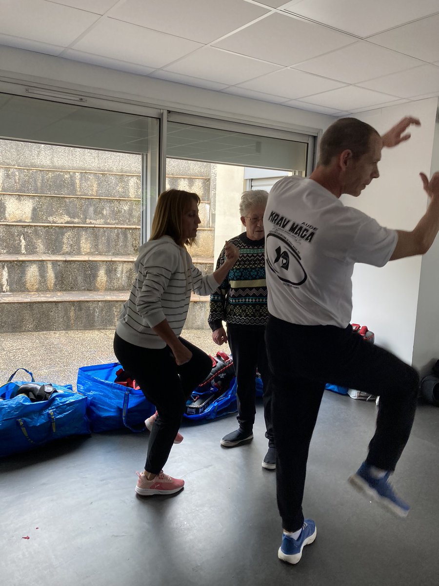 RabhaBenalla's tweet photo. Ce matin à Carcassonne la @MutOccitanie propose du #selfdefense pour les adhérents de la @MGEN_officiel avec initiation au #kravmaga #activitephysique #defense #seproteger. 22 personnes venues apprendre les gestes simples pour se #defendre en cas d’#agression https://t.co/RetiVEhFh3