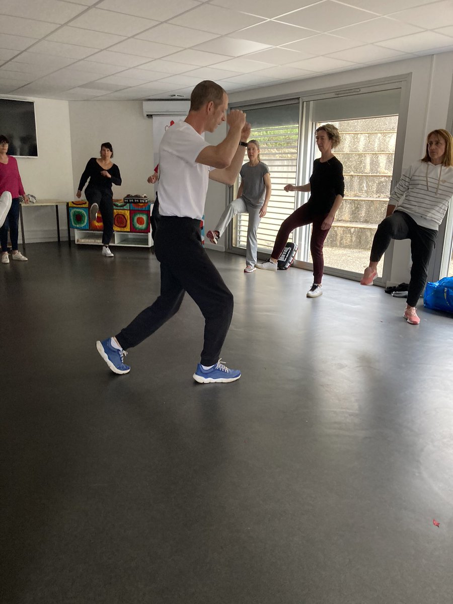 RabhaBenalla's tweet photo. Ce matin à Carcassonne la @MutOccitanie propose du #selfdefense pour les adhérents de la @MGEN_officiel avec initiation au #kravmaga #activitephysique #defense #seproteger. 22 personnes venues apprendre les gestes simples pour se #defendre en cas d’#agression https://t.co/RetiVEhFh3