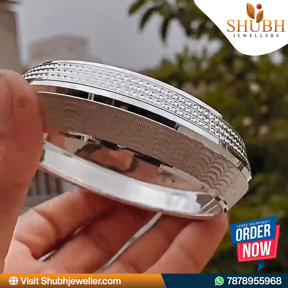 ShubhJeweller's tweet photo. Introducing our exquisite 200 gm Heavy V-Shape Round and Dotted Pattern Silver Kada for men.

Shop now with Shubh Jewellers! Order via WhatsApp at 7878955968 or visit our website https://t.co/GAeHlxPC3h

#ShubhJewellers #SilverKada #HeavyKada #VShape #RoundPattern #DottedPattern https://t.co/l8C6OC05Ru