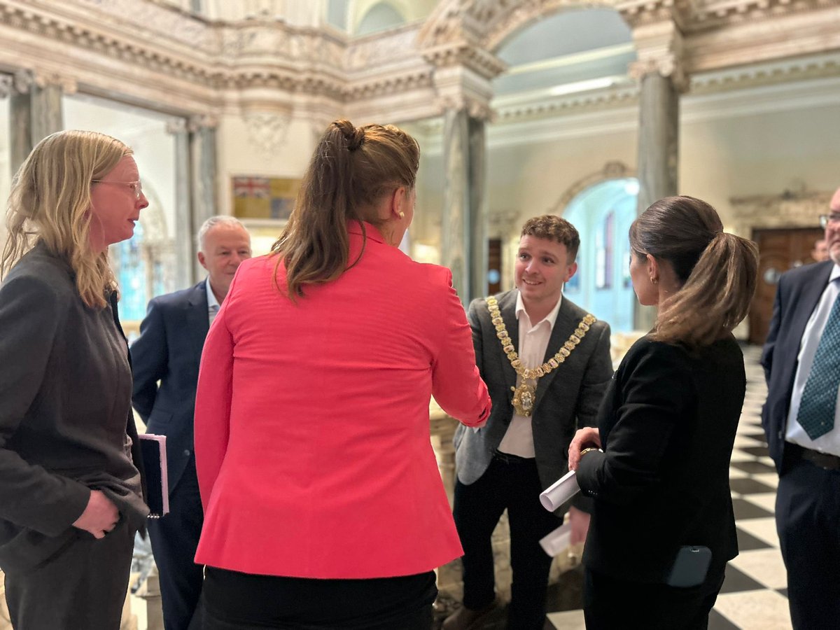 Last night I welcomed Frederick Douglass’ descendants, artists & other special guests to city hall, celebrating #DW24. Frederick Douglass was an anti-slavery activist, & travelled to Belfast to speak about the suffering of slaves & campaigned for the abolition of slavery. 1/2