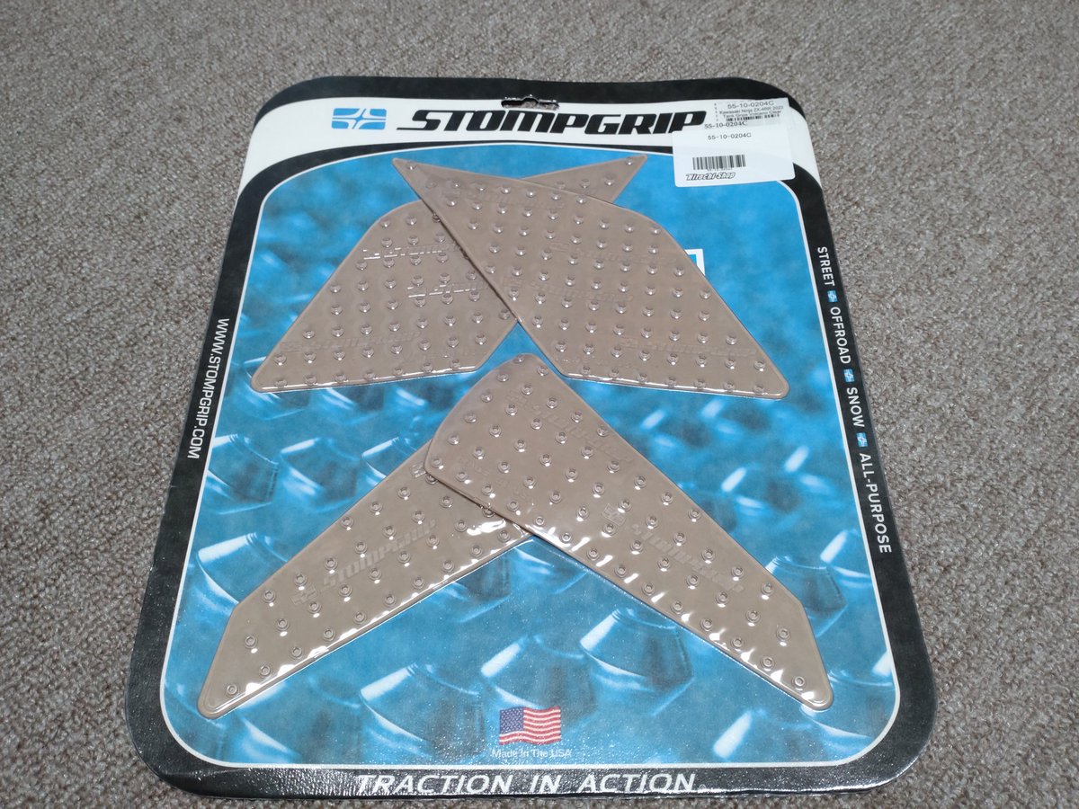chapputan's tweet image. 注文しておいたZX25R用のStompgripが届いたよ〜😊意外と早かったなぁ。専用品が発売されるまで待ったかいがあった。他車種用や汎用品では見た目が汚くなるからね。🤔
#ZX25R #stompgrip #ZX4R
